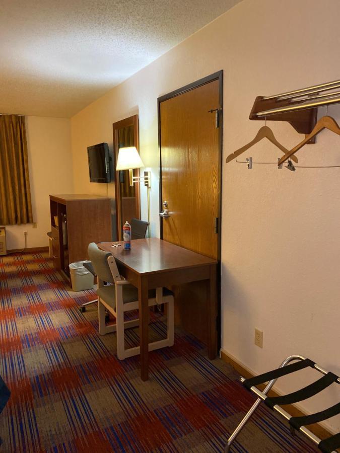 Americas Best Value Inn Champaign Exterior foto